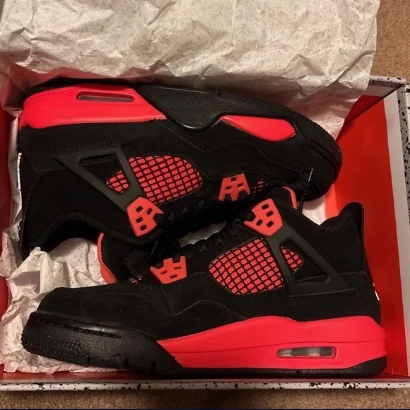 Jordan 4’s red Thunder - Picture 1 of 2